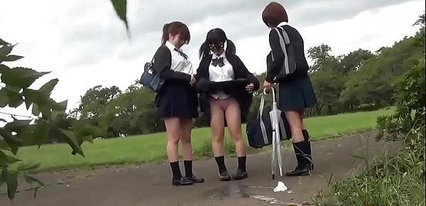  Asian students peeing
